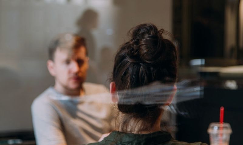 Two colleagues in a calm one-to-one conversation